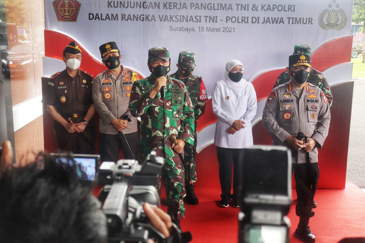 Panglima TNI Marsekal Hadi Tjahjanto dan Kapolri Jenderal Polisi Listyo Sigit Prabowo saat berkunjung ke Polda Jatim, Surabaya, Kamis 18 Maret 2021. 