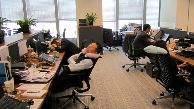 Ilustrasi para pekerja yang kelelahan. (Foto: Istimewa)