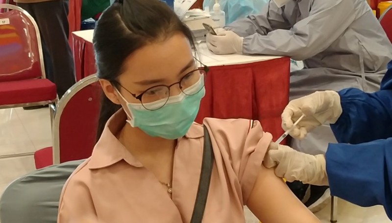 Foto dokumentasi suntik vaksin kepada dokter gigi Imelda Christina, salah satu penerima vaksin Covid-19 di Graha YKP, Surabaya, Minggu 31 Januari 2021. (Foto: Fariz Yarbo/Ngopibareng.id)