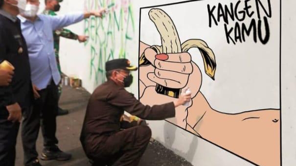 Meme Kepala Kejari Kota Malang yang diunggah oleh netizen diplesetkan sedang menggambar sebatang pisang yang digenggam (Instagram:@shake_n_soap)