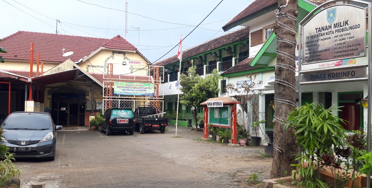 Kantor Diskominfo Kota Probolinggo (kiri) berdampingan dengan gedung SMP dan SMK PGRI. (Foto: Ikhsan Mahmudi/Ngopibareng.id)
