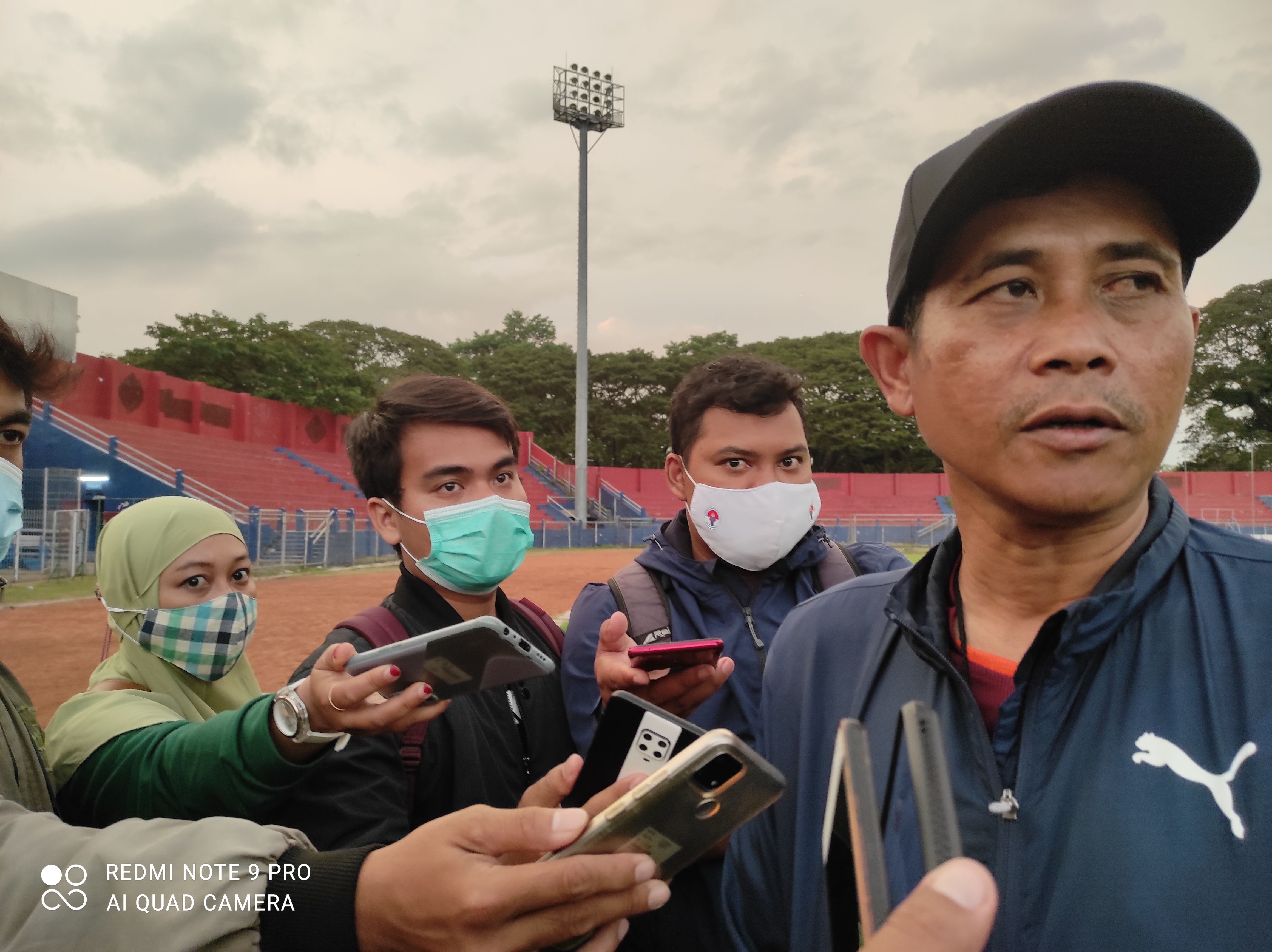 Pelatih Persik Kediri, Joko Susilo memberikan keterangan kepada wartawan, Jumat, 19 Maret 2021. (Foto: Fendhy Plesmana/Ngopibareng.id) 