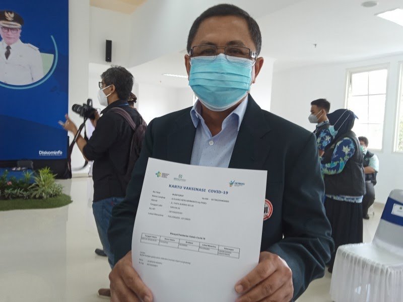 Ketua IDI Malang Raya, Djoko Heri usai menjalani vaksinasi di Mini Block Office, Kota Malang (Foto: Lalu Theo/ngopibareng.id)