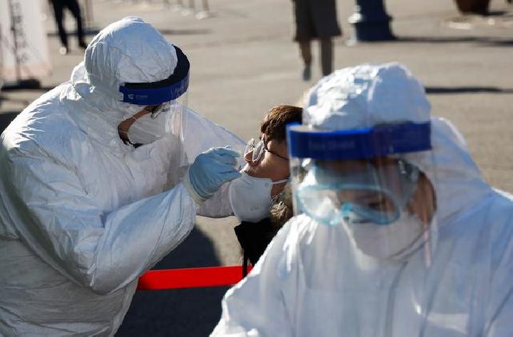 Seseorang menjalani tes virus corona di lokasi pengujian virus corona yang didirikan di stasiun kereta api di Seoul, Korea Selatan. (Foto: Reuters)