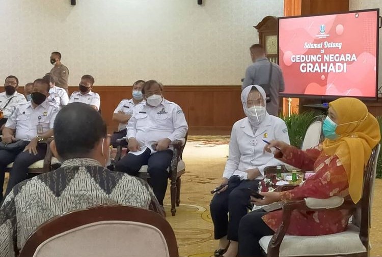 Kepala BMKG Dwikorita Karnawati bertemu Gubernur Jatim di Gedung Negara Grahadi, Jumat, 19 Maret 2021. (Foto: Istimewa) 