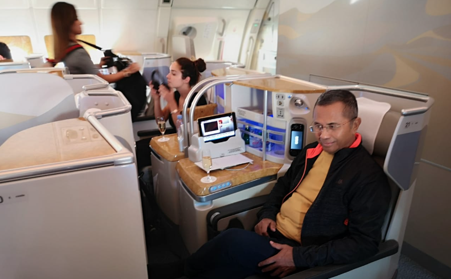 Dahlan Iskan dalam pesawat Airbus 380 Emirates.