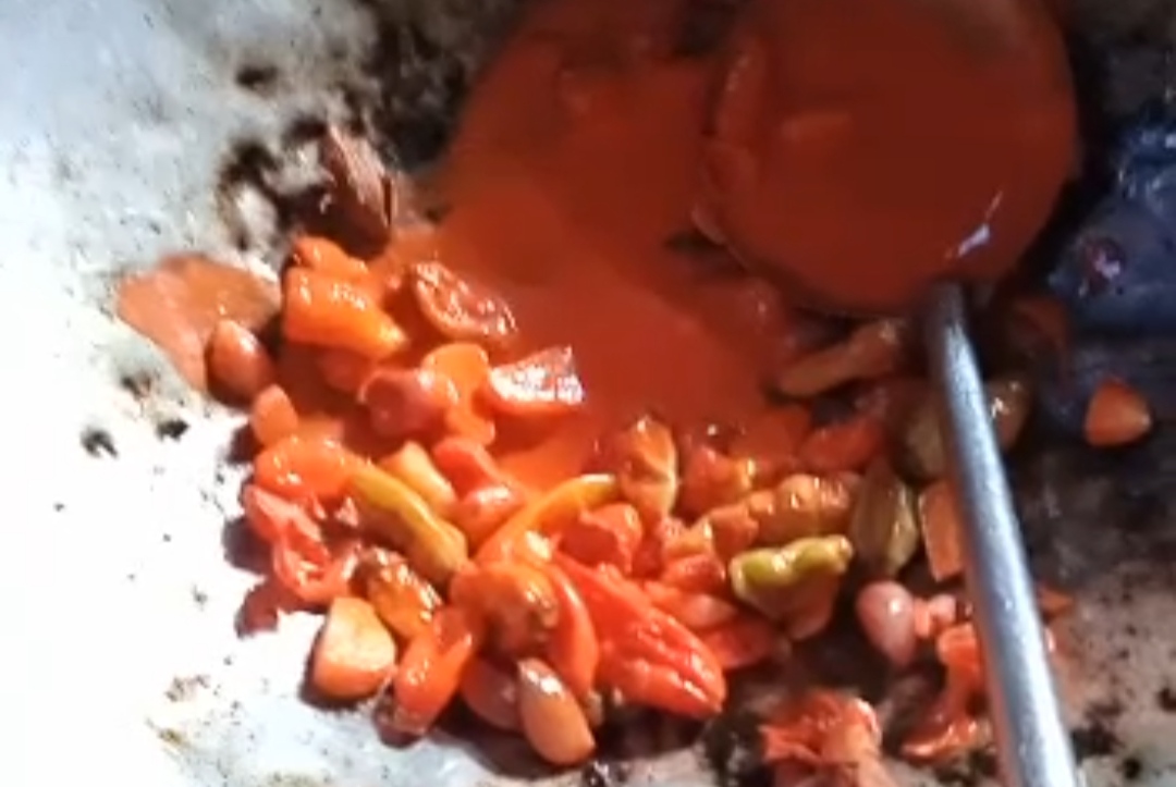 Tangkapan layar video cabai rawit yang diduga dicat mengeluarkan cairan berwarna oranye kemerahan saat ditumis. (Foto: Tangkapan layar via Facebook) 