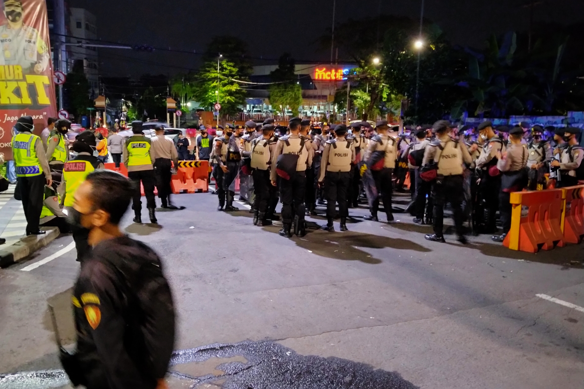 Aparat kepolisian melakukan penjagaan di area Kongres HMI ke XXI di Jalan Dukuh Kupang, Surabaya, Sabtu 20 Maret 2021. (Foto: Fariz Yarbo/Ngopibareng.id) 