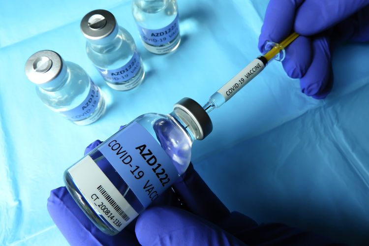 Ilustrasi vaksin AstraZeneca, vaksin Covid-19, vaksin virus corona. Vaksin AstraZeneca menggunakan tripsin babi dalam pembuatannya. MUI nyatakan vaksin ini halal.(Shutterstocks/Elzbieta Krzysztof)