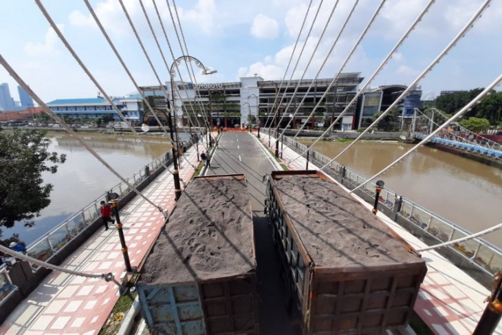 Dokumentasi- Jembatan Joyoboyo diuji coba dengan dua truk seberat 100 ton. Uji coba itu dilakukan oleh tim ITS pada pada 19 Februari 2021. (Foto: Antara/Humas Pemkot Surabaya)