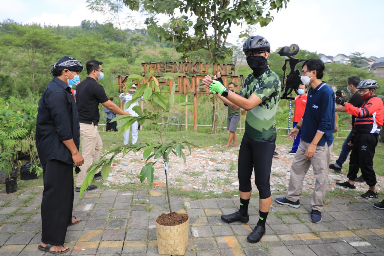 Gubernur Jawa Tengah Ganjar Pranowo mengajak warga merawat alam dengan cara menanam pohon di daerah aliran sungai (DAS) yang rawan longsor. (Foto: Istimewa)