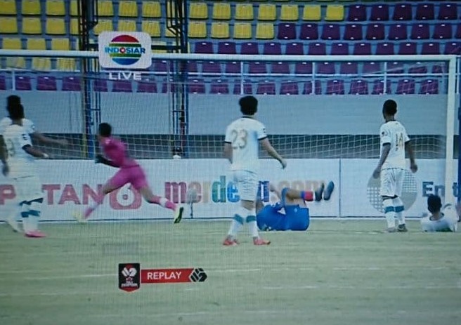 Detik-detik gol unik Dendi Santoso untuk Arema FC Vs Tira Persikabo, Minggu 21 Maret 2021. (Foto: Tangkapan layar via Vidio)