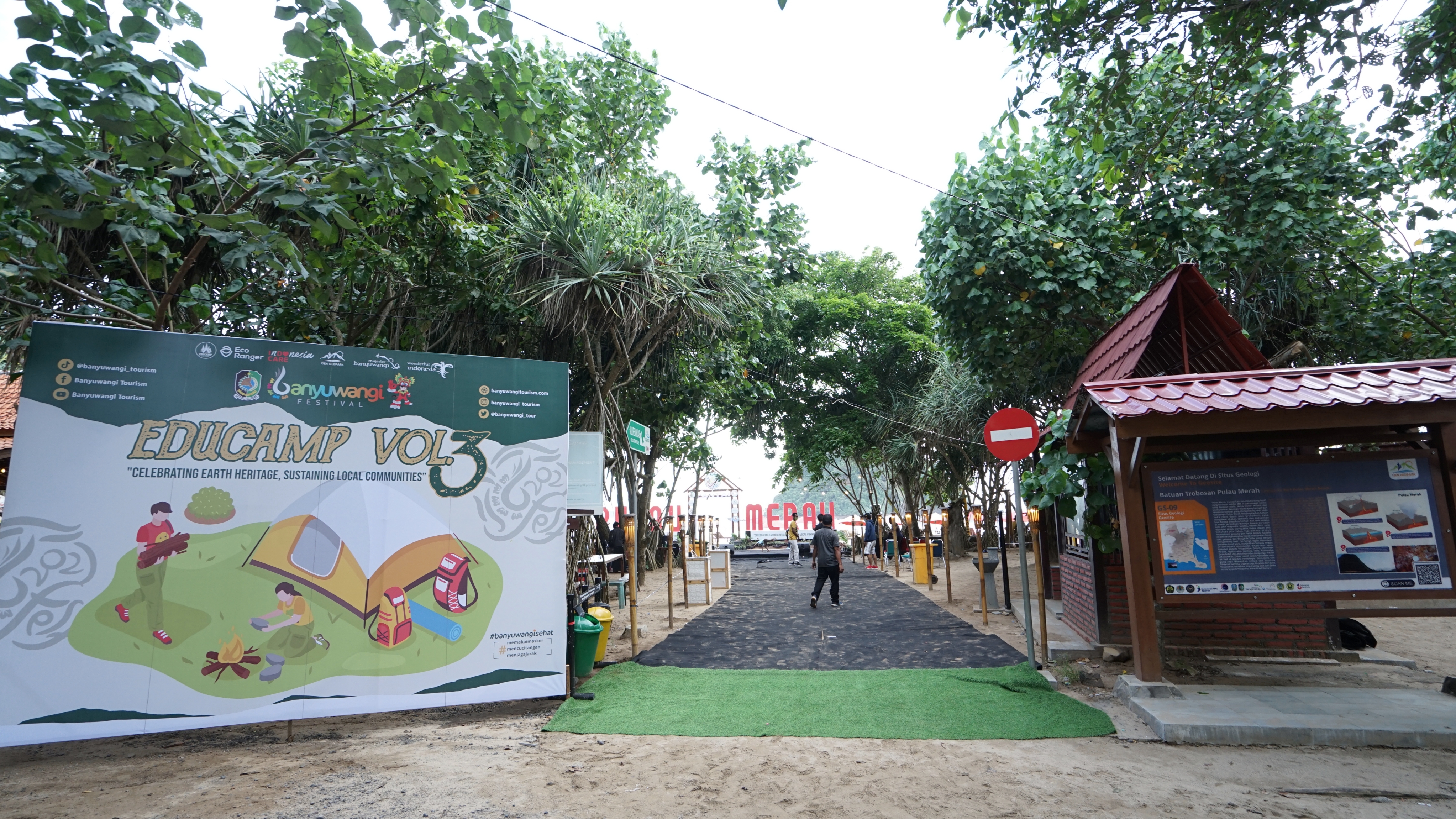Educamp Ijen Geopark Festival yang digelar di Pulau Merah (foto:istimewa)