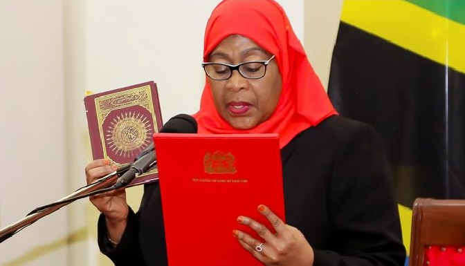 Samia Suluhu mengenakan busana muslim hitam dipadu hijab warna merah serta menyatakan sumpah di bawah Alquran dilantik di Wisma Negara, kediaman resmi Presiden Tanzania di Ibu Kota Dar es Salaam, Jumat 19 Maret 2021. (Foto: Istimewa)