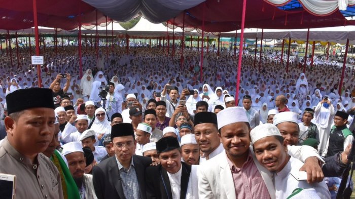 Tuan Guru Bajang (TGB) di antara umat Islam saat berdakwah di Aceh. (Foto: serambi)