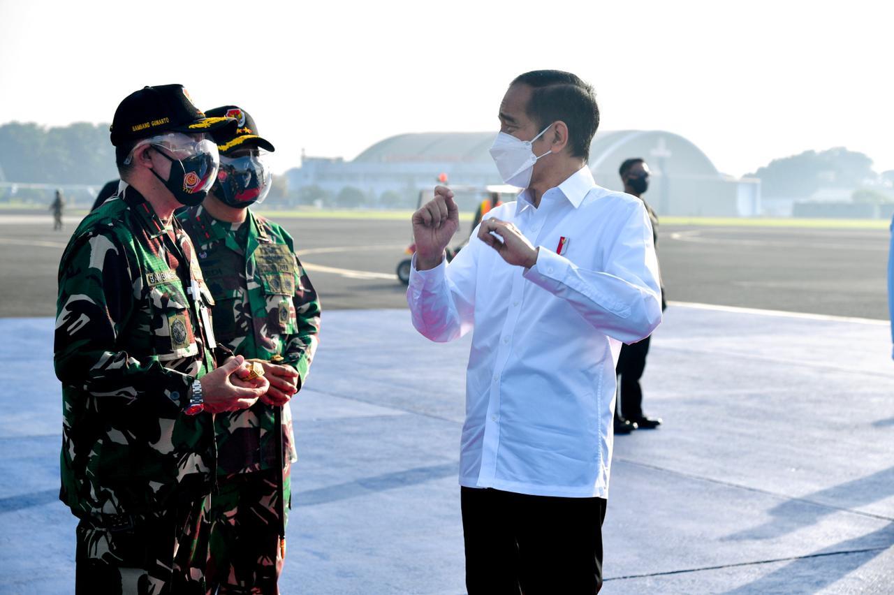 Presiden Joko Widodo saat berbincang sebelum keberangkatan untuk kunjungan kerja. (Foto: Setpres)