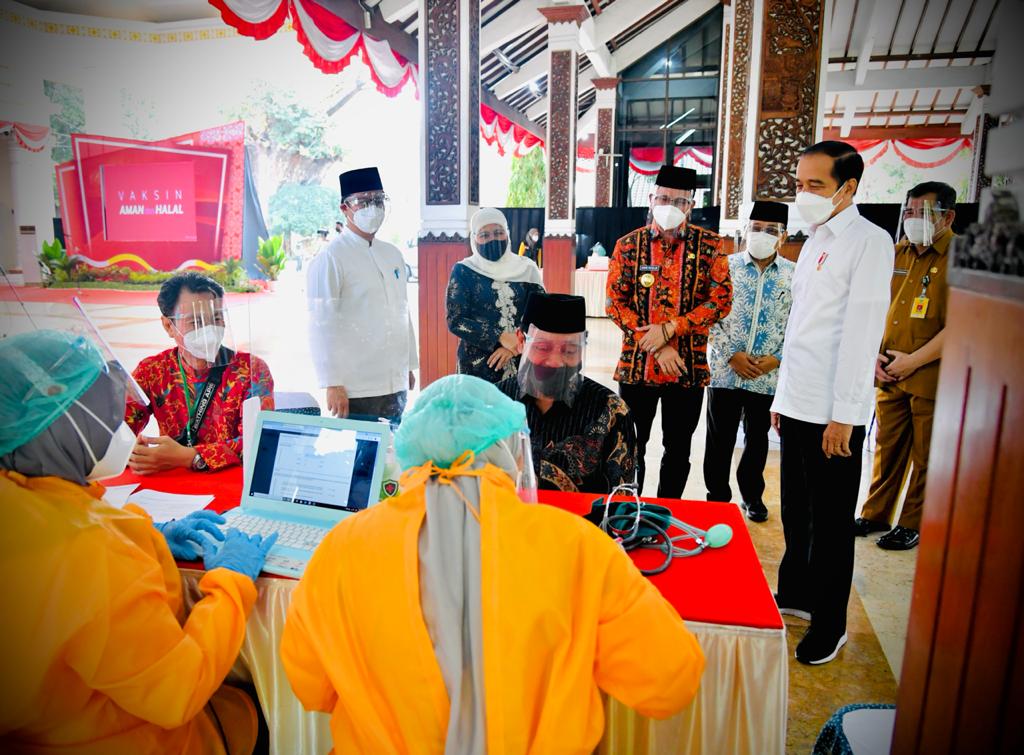 Presiden Joko Widodo meninjau pelaksanaan vaksinasi massal yang digelar di Pendopo Delta Wibawa, Kabupaten Sidoarjo, Senin 22 Maret 2021. (Foto: Setpres)