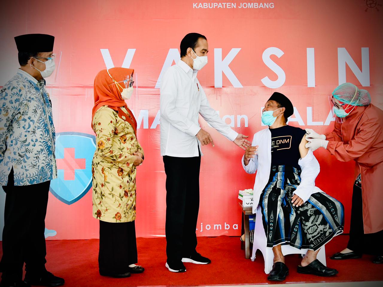 Presiden menyaksikan vaksinasi para ulama dan lansia di Jombang. (Foto: Setpres)