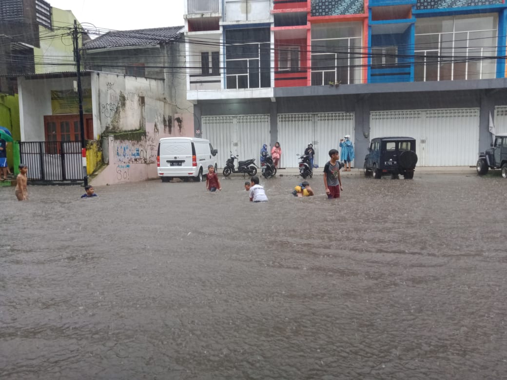 Banjir di Pertigaan Kedawung, Kota Malang (Foto: istimewa)