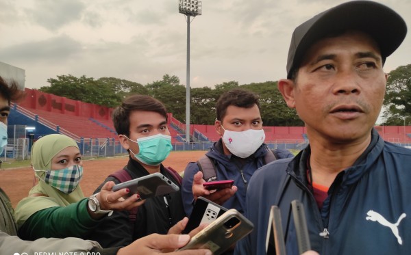 Pelatih Persik Kediri, Joko Susilo memberikan keterangan kepada wartawan, Jumat, 19 Maret 2021. (Foto: Fendhy Plesmana/Ngopibareng.id)