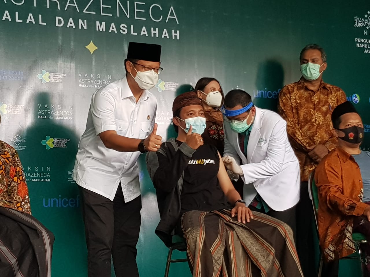 Menkes Budi Gunadi Sadikin saat menyaksikan proses vaksinasi berjenis AstraZeneca di Gedung PWNU Jatim, Surabaya, Selasa 23 Maret 2021. (Foto: Fariz Yarbo)