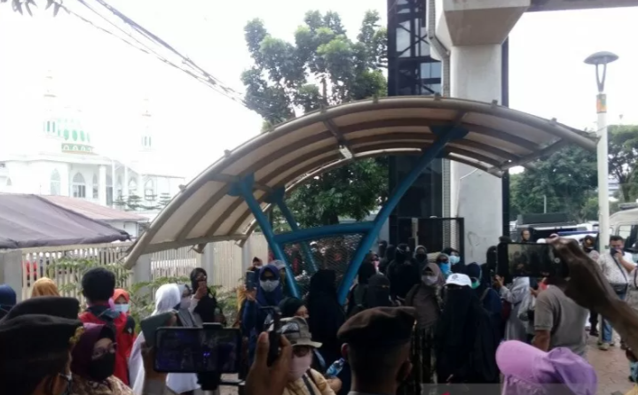 Petugas kepolisian membubarkan ibu-ibu simpatisan Rizieq Shihab di PN Jakarta Timur, Selasa 23 Maret 2021. (Foto: Antara/Yogi Rachman)
