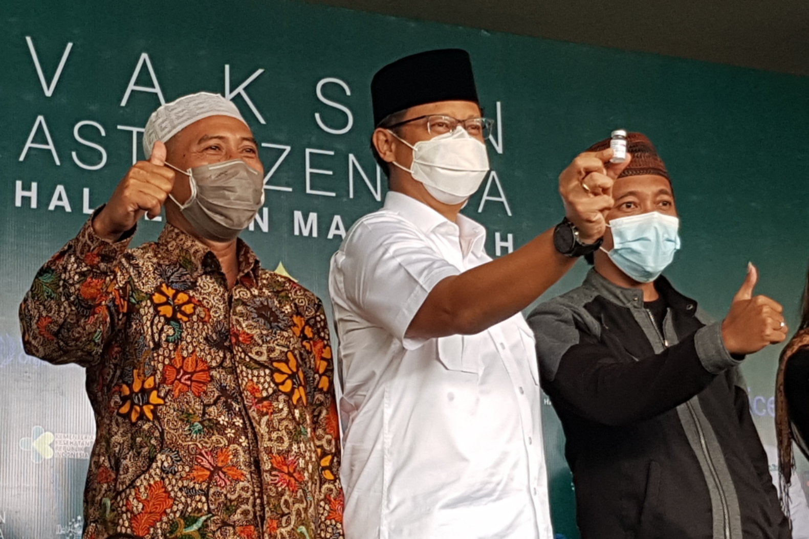 Menkes Budi Gunadi Sadikin bersama kiai muda usai pemberian vaksin berjeni AstraZeneca di Gedung PWNU Jatim, Surabaya, Selasa 23 Maret 2021. (Foto: Fariz Yarbo/Ngopibareng.id)