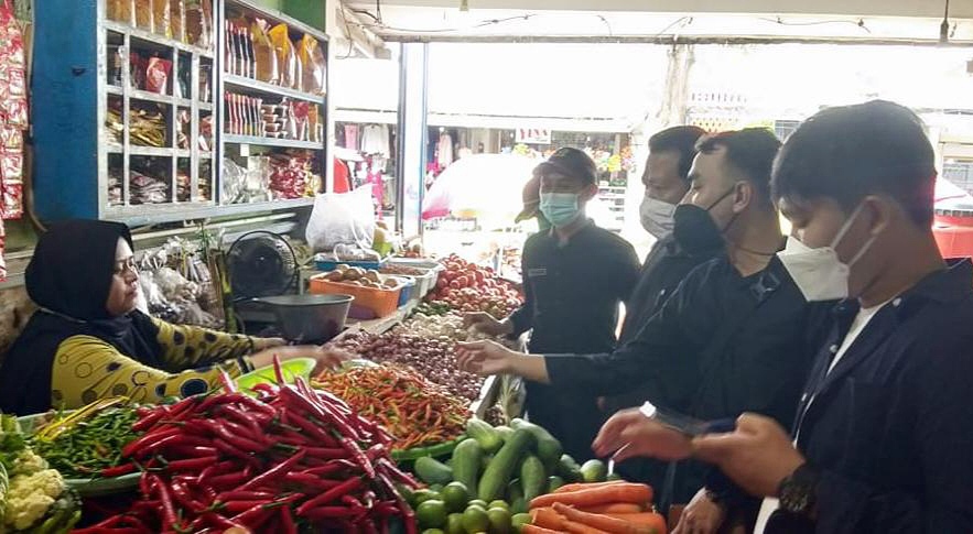 Tim gabungan Dinas Koperasi Usaha Mikro dan Perdagangan Banyuwangi dan Kementerian Perdagangan RI melakukan monev harga cabai dan sembako di Pasar Induk Banyuwangi, 23 Maret 2021. (Foto: Istimewa)