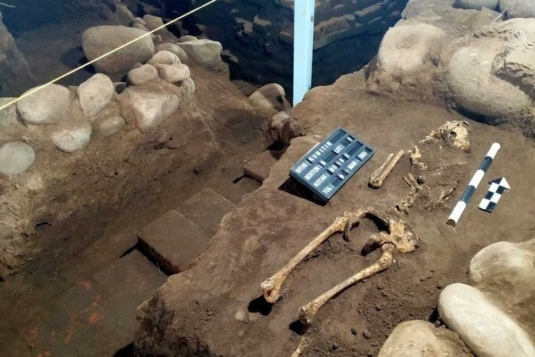 Kerangka manusia yang ditemukan dalam ekscavasi situs Kumitir di Trowulan, Mojokerto. (Foto: BPCB Jatim)