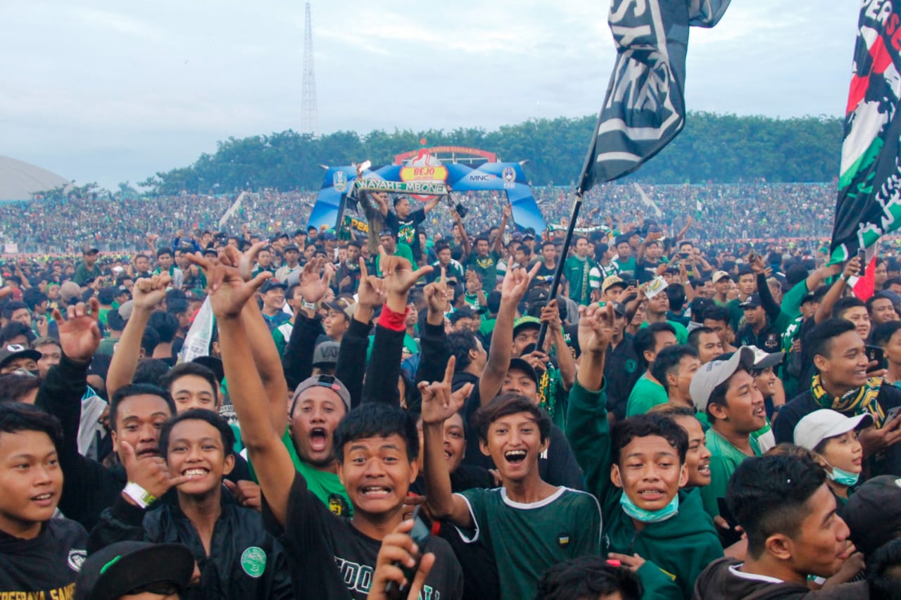 Bonek Mania saat merayakan keberhasilan Persebaya di Piala Gubernur Jatim 2020. (Foto: Fariz Yarbo/Ngopibareng.id)