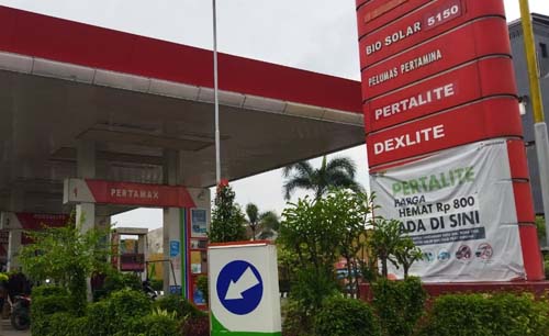 Promosi diskon Pertalite di SPBU di Kota Kediri. Premium dihapus, untuk pertama kalinya subsidi BBM dihilangkan. (Foto:Ngopibareng/ Fendhy Plesmana)