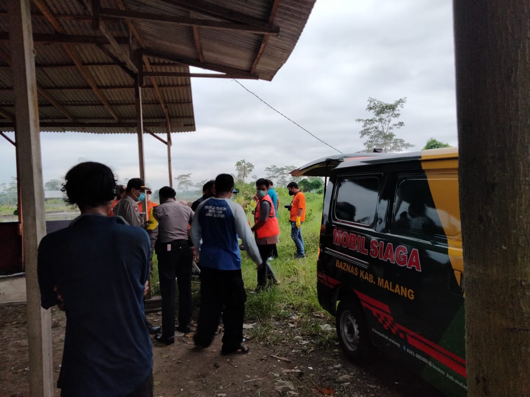 Proses evakuasi jenazah perempuan yang ditemukan tanpa busana di Jalan Raya Karangpandan, Pakisaji, Kabupaten Malang (Foto: istimewa)
