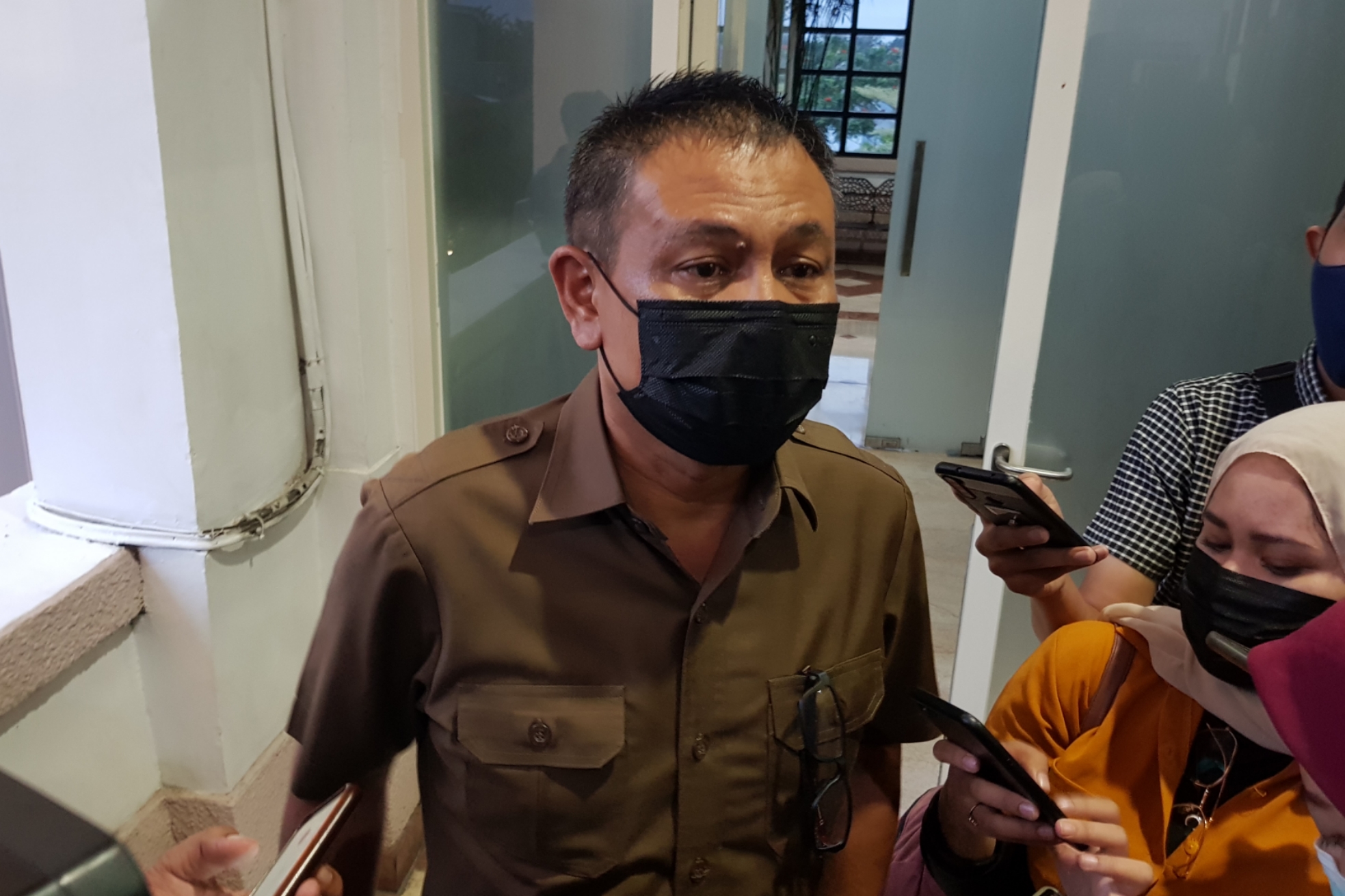 Wakil Sekretaris Satgas Covid-19 Surabaya, Irvan Widyanto ketika memberi keterangan kepada wartawan di Balai Kota Surabaya, Selasa 23 Maret 2021. (Foto: Fariz Yarbo/Ngopibareng.id)
