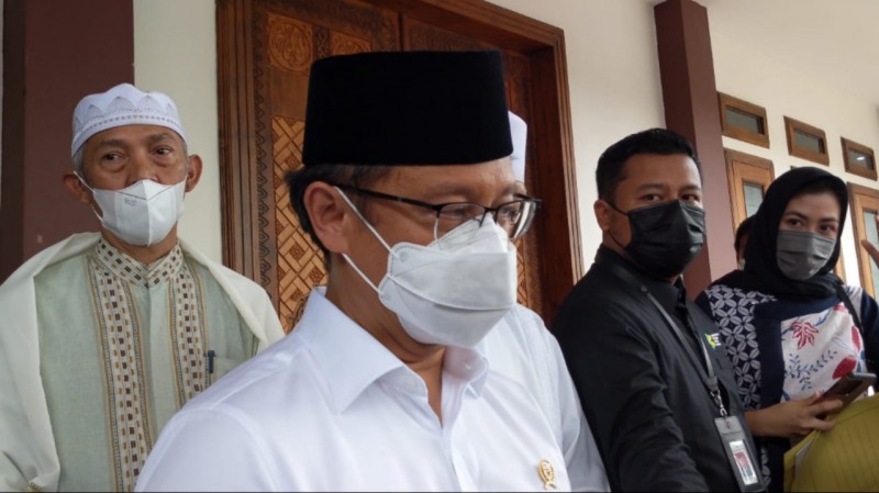 Menteri Kesehatan Budi Gunadi Sadikit saat kunjungan kerja ke Lirboyo Kediri, Selasa, 23 Maret 2021. (Foto: Fendy Plesmana/Ngopibareng.id)