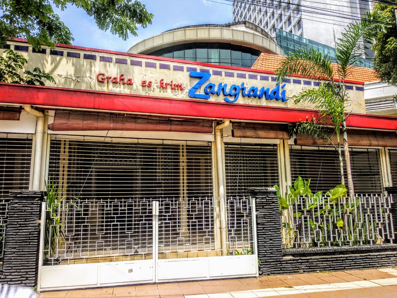 Tampak depan gerai legendaris es krim Zangrandi di Jalan Yos Sudarso No 15 (Foto: M. Rizqi/Ngopibareng.id)