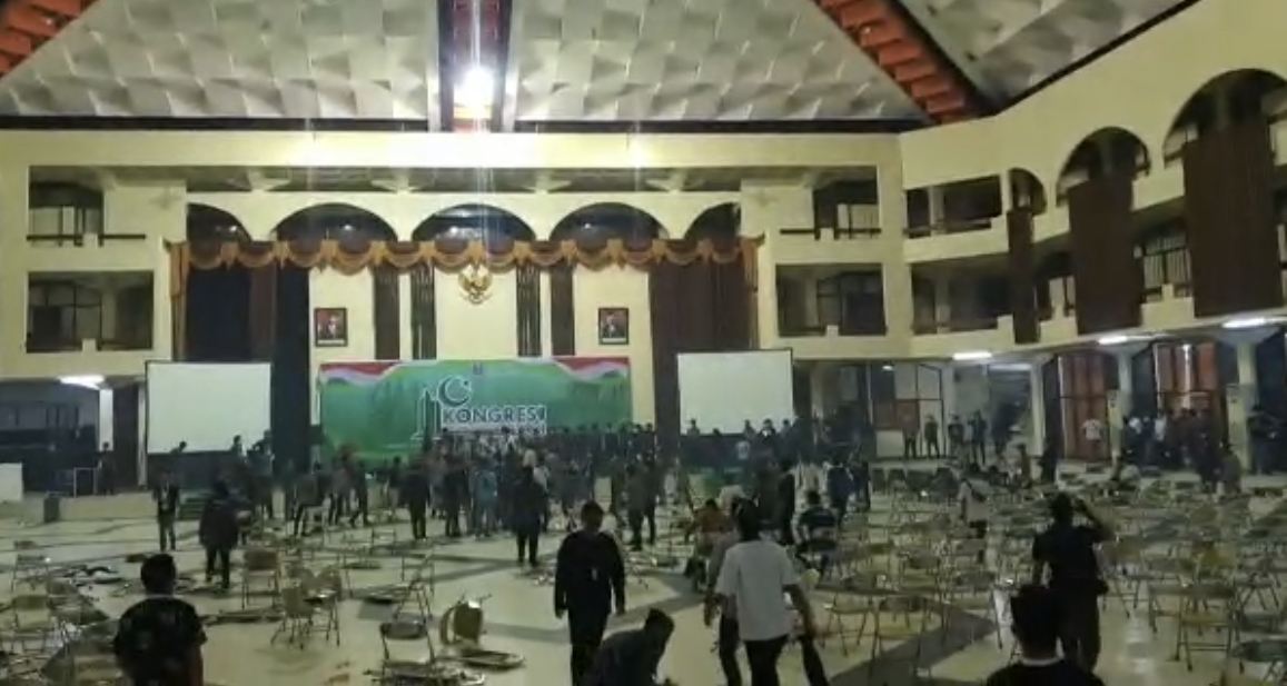 Kondisi di dalam Gedung Islamic Centre usai kericuhan peserta Kongres HMI XXXI, Selasa 23 Maret 2021 malam. (Foto: Istimewa)