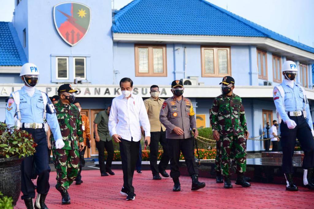 Rombongan Presiden Joko Widodo (Jokowi) bertolak ke Maluku Utara untuk meresmikan Terminal Bandara Kuabang, sekaligus meninjau vaksinasi massal, Rabu 24 Maret 2021. (Foto: Setpres)