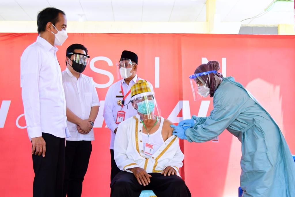 Presiden Joko Widodo (Jokowi) meninjau langsung pelaksanaan vaksinasi massal untuk lansia, pekerja, dan pelayan publik di Kecamatan Kao, Kabupaten Halmahera Utara, Maluku Utara, Rabu 24 Maret 2021. (Foto: Setpres)