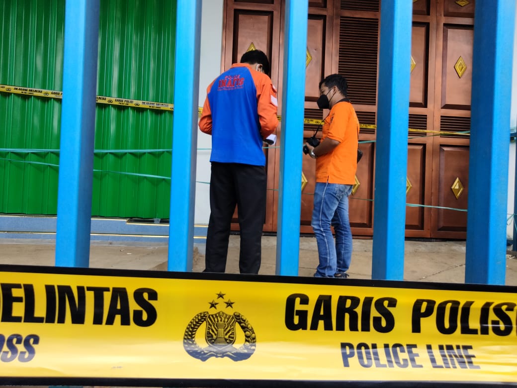 Kepolisian saat melakukan olah TKP pembunuhan di Desa Bumirejo, Dampit, Kabupaten Malang (Foto: istimewa)