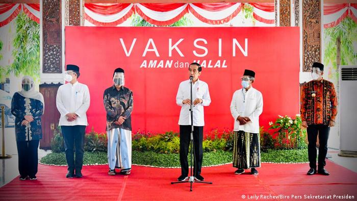 Vaksin AstraZeneca diterapkan di Jawa Timur, dihadiri Presiden Joko Widodo. (Foto: setpres)