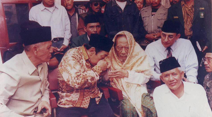 Kunjungan Syaikh Muhammad Yasin bin Isa al-Fadani (1915-1990), Syaikh Zakaria Bila (1911-1992), dan Syaikh Mukhtaruddin al-Falimbani (w. 1990) dalam Muktamar NU ke- 26 di Semarang tahun 1979. Foto di atas, ketika bersama KH Abdurrahman Wahid. (Foto: 