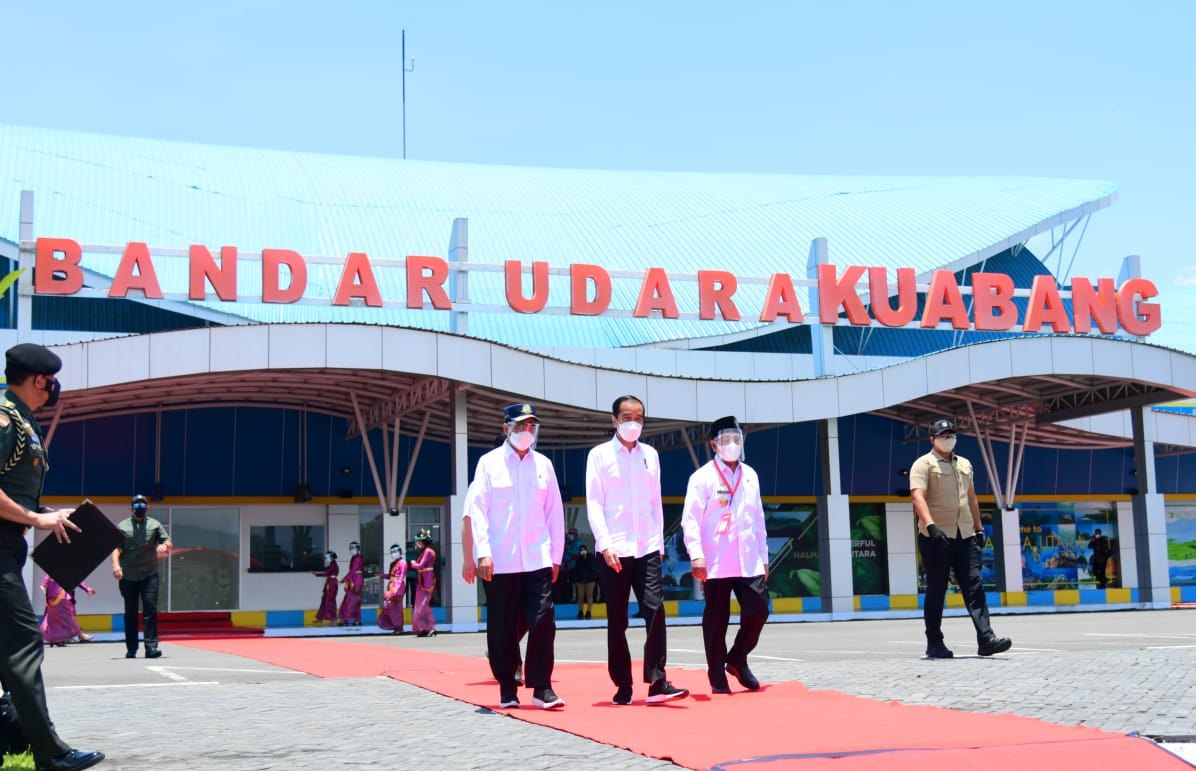 Presiden Joko Widodo  meresmikan terminal baru Bandara Kuabang, di Kabupaten Halmahera Utara, Provinsi Maluku Utara. (Foto: Setpres)