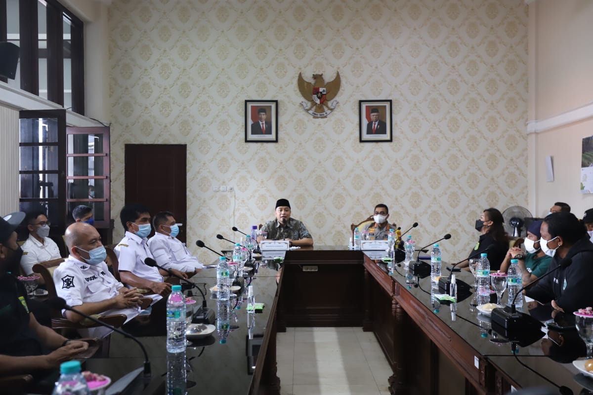 Walikota Surabaya, Eri Cahyadi saat menemui perwakilan Bonek di Balai Kota Surabaya, Rabu 24 Maret 2021. 