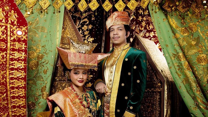 Pasangan kekasih Atta Halilintar dan Aurel Hermansyah foto prewedding dengan menggunakan busana adat Padang. (Foto: Instagram/YouTube Atta-Aurel)
