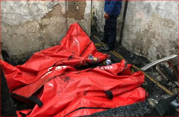 Petugas mengevakuasi sejumlah jenazah korban tewas akibat kebakaran di permukiman padat penduduk Pisangan Baru III, Matraman, Jakarta, Kamis (25/3/2021). (Foto: Antara/Damkar Jaktim)