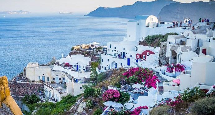 Lokasi wisata Santorini, sebuah pulau yang berada di sebelah selatan Laut Aegean, tepatnya berjarak 200 kilometer dari pusat Kota Yunani. (Foto: Istimewa)