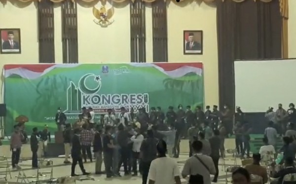 Kericuhan yang terjadi dalam proses Kongres HMI ke XXXI di Gedung Islamic Center, Surabaya. (Foto: Istimewa)