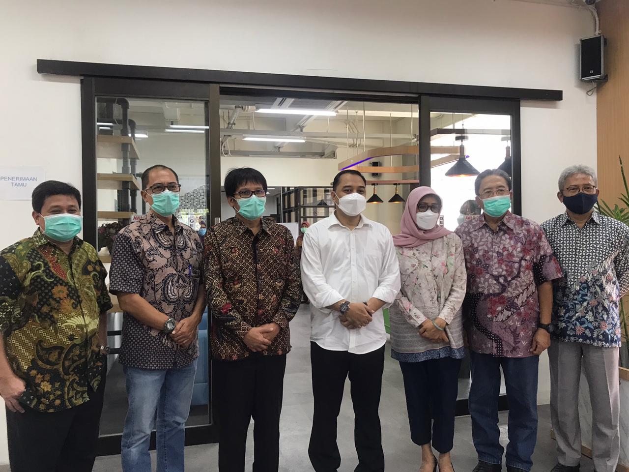 Walikota Surabaya, Eri Cahyadi ketika meninjau vaksinasi di PDAM Surya Sembada, Surabaya, Kamis 25 Maret 2021. 