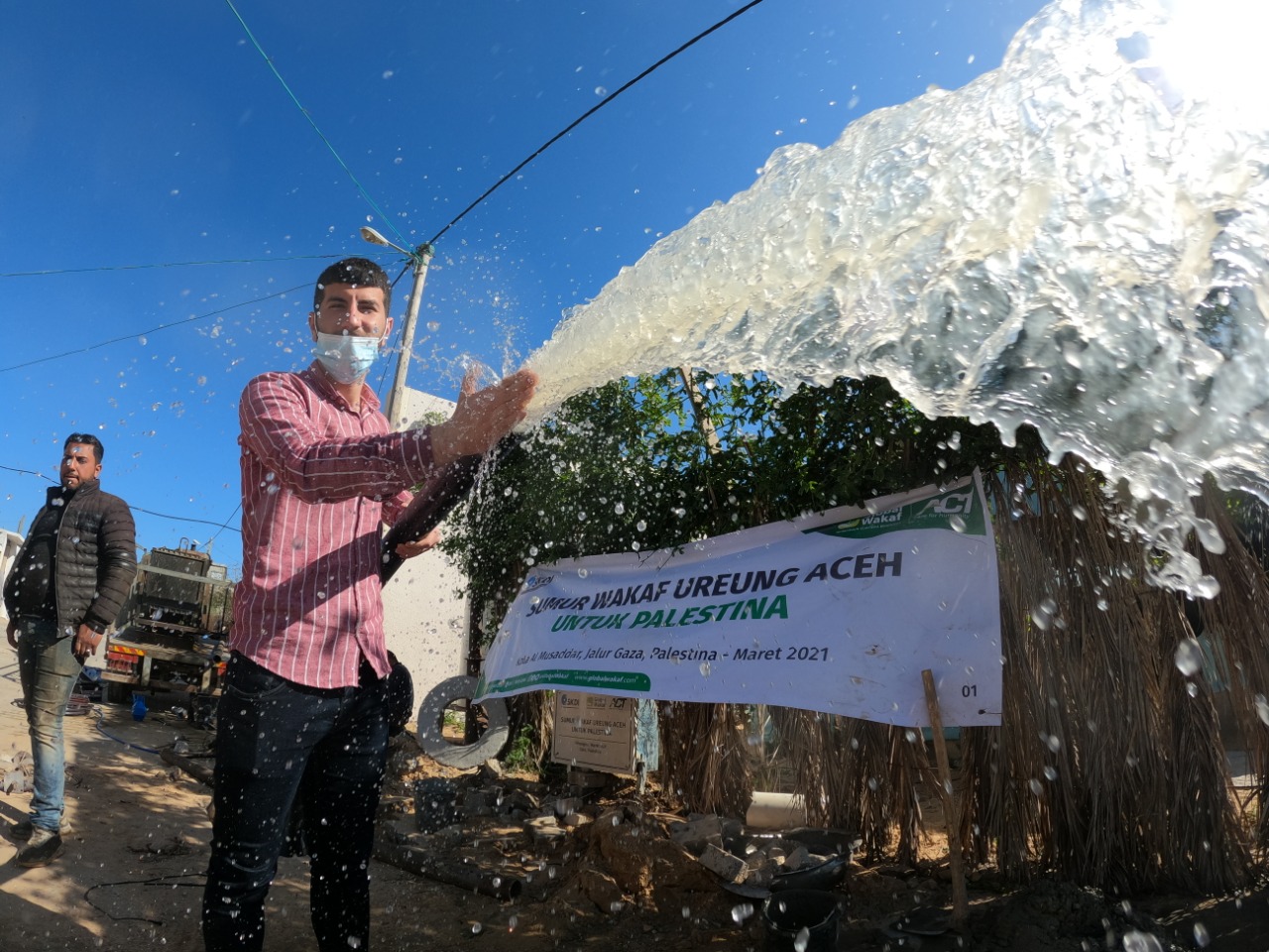Di Jalur Gaza, pembangunan sumur wakaf hasil sumbangan dan kepedulian masyarakat Aceh. (Foto: Istimewa)