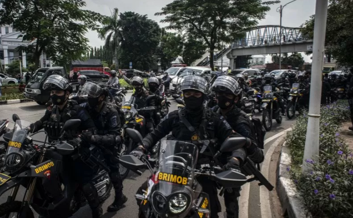 Sejumlah personel Brimob melakukan pengamanan saat berlangsungnya sidang lanjutan kasus pelanggaran protokol kesehatan dengan terdakwa Rizieq Shihab di Pengadilan Negeri (PN) Jakarta Timur, Jakarta, Jumat 26 Maret 2021 (Foto: AntaraAprillio Akbar)